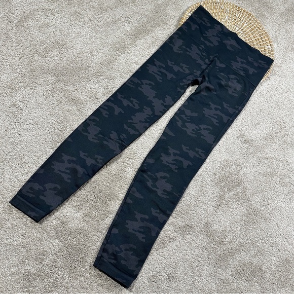 SPANX Look At Me Now Seamless Leggings High Rise in Black Camo Size L - Picture 8 of 15